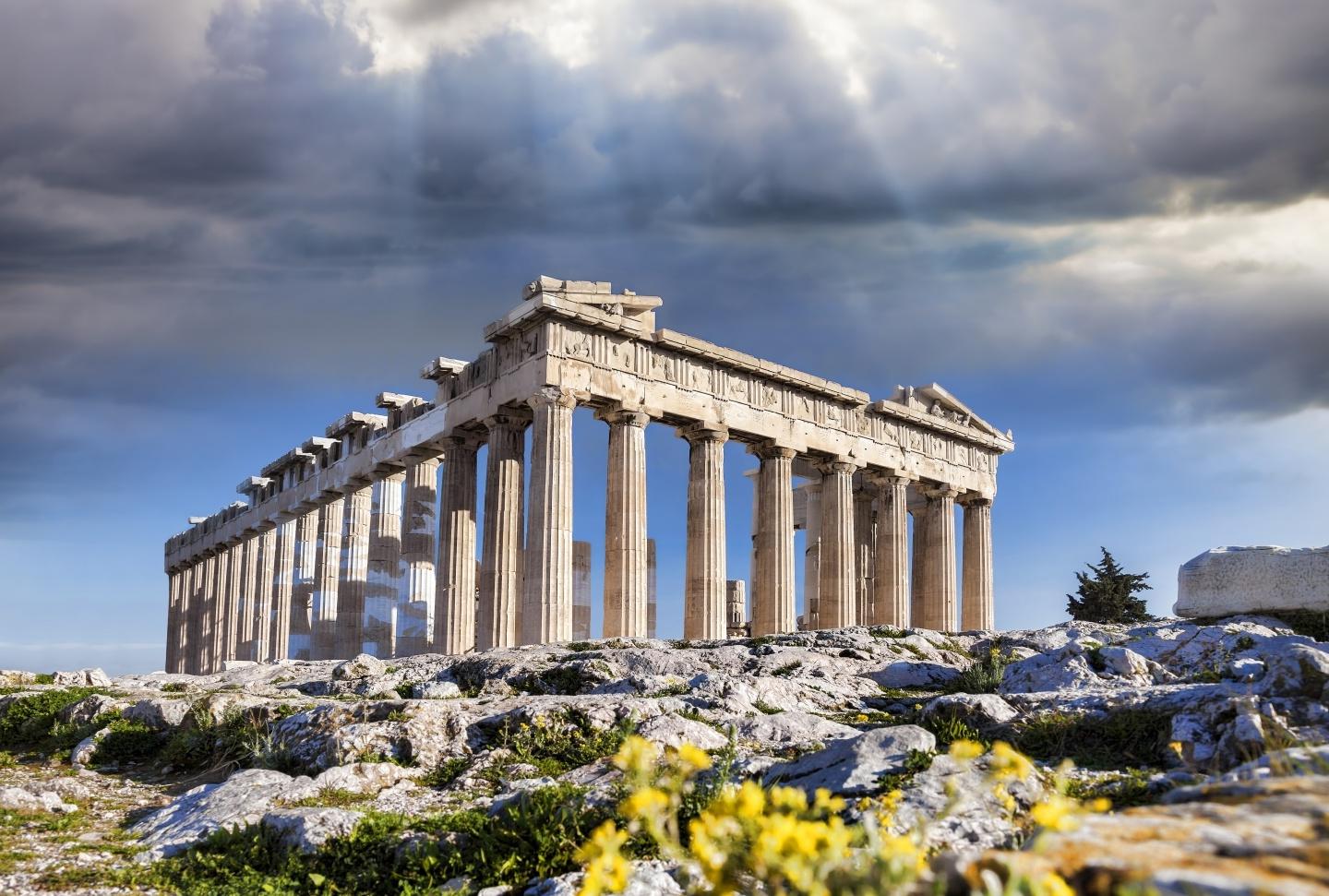 希腊雅典卫城上空，阳光透过暴风云达到顶峰