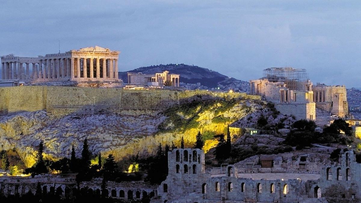 鸟瞰日落时分的希腊雅典，远处是雅典卫城