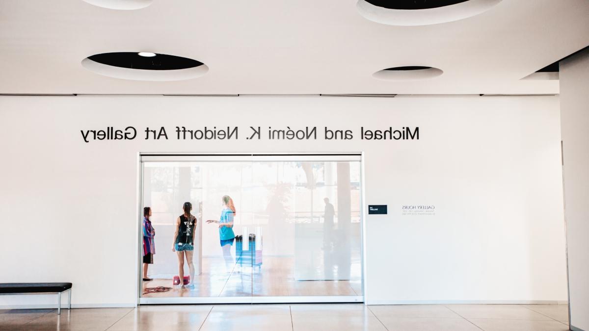 Entrance to the Michael and Noémi Neidorff Art Gallery inside of the Jim and Janet Dicke Art 建筑 