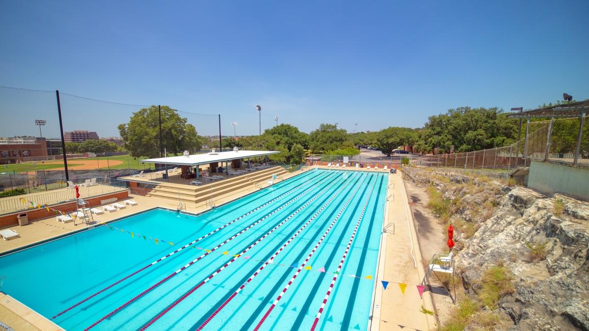 Aerial view of 赌博娱乐平台网址大全's outdoor pool on a clear blue day. 