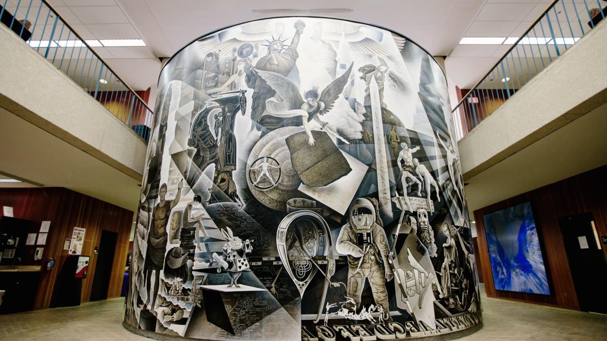 科茨图书馆圆形墙上的壁画是对艺术演变的致敬