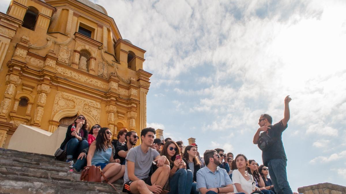 Professor speaks to a group of 赌博娱乐平台网址大全 students gathered on the steps of the Cerro del Obispado, a famous landmark in Monterrey, 墨西哥