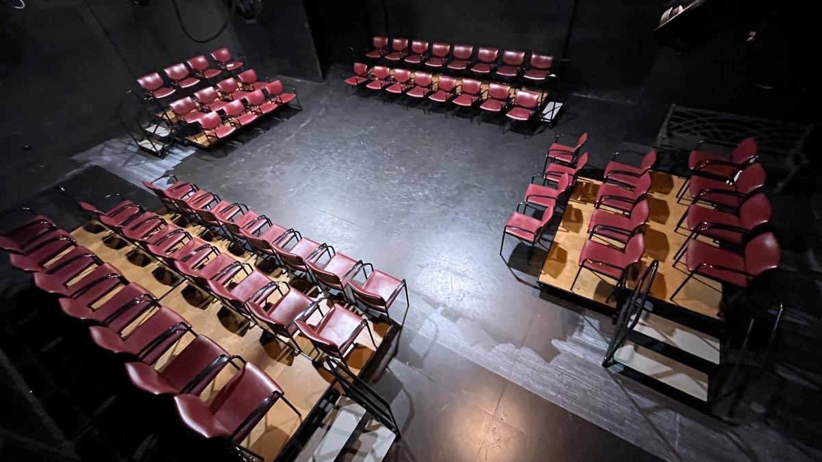 阁楼剧院，椅子设置在舞台的四个角落
